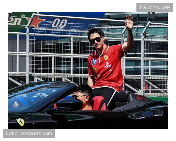 周冠宇推购物车买泡面，旁边停着好几辆豪车，反差感笑死我