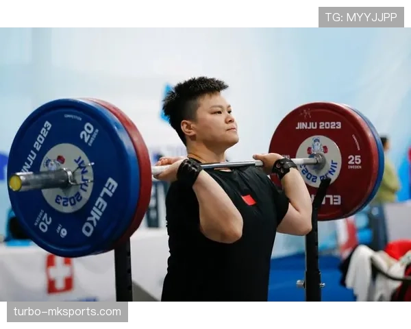 汪周雨训练完直接啃鸡腿，这自律和放纵切换也太真实了