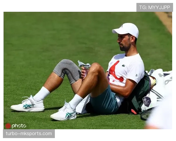 德约科维奇训练完直接啃生菜叶子，这自律谁顶得住啊